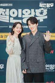 Terbukti, kolaborasi antara shin hye sun dan kim jung hyun dalam drama tersebut sukses mengundang gelak tawa para penontonnya. Shin Hye Sun Kim Jung Hyun Queen Pictures Queen Videos Korean Celebrities