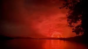 Il vulcano nyiragongo, non lontano dalla città di goma, è improvvisamente tornato in attività, spargendo fumi rossi nel cielo notturno, nell'est della repubblica democratica del congo. Yttmedfw96bpfm
