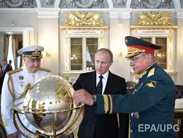 В этом случае вариантов быть не должно — или все в особо парадной форме одежды (с аксельбантами. Na Repeticii Parada Shojgu Ushel Vo Vremya Privetstviya Kogda Admiral Nazval Ego Verhovnym Glavnokomanduyushim Video Gordon