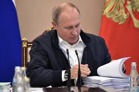 Главными темами разговора стали вакцинация, рост цен, социальные выплаты. Vladimir Putin Provedet Semnadcatuyu Pryamuyu Liniyu Rossijskaya Gazeta