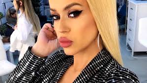 Celebra solistă maria ciobanu, care continuă să aibă o energie de invidiat şi la 80 de ani, trudeşte vara pe litoral, în concerte, iar iarna se retrage în california, unde se ocupă îndeaproape de cei trei nepoţei, copiii fiul ei, ionuţ dolănescu. Anda Adam SurprinsÄƒ NemachiatÄƒ Cat De Diferit AratÄƒ CantÄƒreaÈ›a FÄƒrÄƒ Strop De Make Up