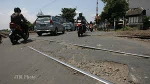 Apa isyarat tangan jika belok kiri kereta. Kereta Bandara Solo Sampai Klaten Perlintasan Pasar Nongko Kian Macet