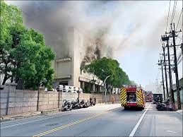 根據北京官方公布的死亡名單，死者中含8名兒童。 目前，警方已抓獲18名涉案人員，火災原因還在調 官方通報稱，起火建築佔地面積6080平方米，地下一層，地上兩層。 地下一層為冷庫區，共6個冷庫間。 火災發生地聚福緣公寓位于城鄉結合部的村鎮工業大院區域。 而北京市早已意識到工業大院的隱. M7b Gz Tyx3lm