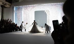 Maybe you would like to learn more about one of these? Dieses Hochzeitskleid Mussen 6 Menschen Uber Den Laufsteg Tragen