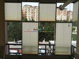 Branda, balkon kaplama ve gölgelik yapma işlerinde kullanılan en uygun kumaş çeşididir. Cam Balkon Perdesi Yapiskanli Plise Koyu Kahverengi Bitter Eperde Com