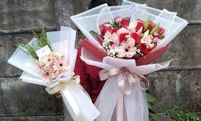 Buket bunga matahari asli merupakan penanda kesetian karena penampang bunga yang selalu mengikuti arah sinar matahari. 10 Toko Bunga Medan 2021 Hidup Murah Bagus Asli Mawar Segar