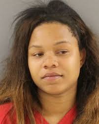 Officers rescue child from hot vehicle in Downtown Knoxville; mom arrested