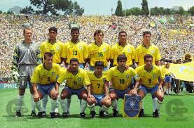 O baixinho levantando a taça de uma copa que ele conseguiu praticamente sozinho para a seleção brasileira. Fotos Copa Do Mundo 1994 Selecao Brasileira De Futebol X Camaroes Gazeta Press