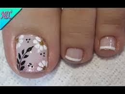 Con esmalte de purpurina brillante, de color púrpura, tienes que hacer una especie de c en el dedo pulgar. Flores Y Frances Para Principiantes En Pies Flowers Nail Art French Nail Art Nlc Youtube Unas De Gel Para Pies Unas Manos Y Pies Unas Pies Decoracion