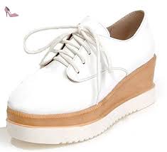 Entièrement réalisé en cuir blanc, son bout fleuri et ses découpes dentelées vous feront craquer à. Epingle Sur Chaussures A Talon Blanches