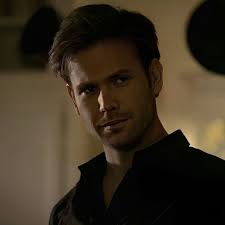 Parece que en The vampire diaries estaba prohibido ser una buena figura  paterna. Alaric fue el único adulto que pudo lidiar con adolescentes y  romances vampiros.