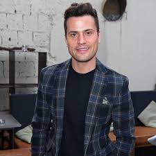 Manage and improve your online marketing. Rocco Stark Das Macht Der Sanger Und Schauspieler Heute Cosmopolitan