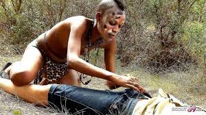 アフリカ人のショートヘア黒人ティーンbiankaが見知らぬ人を誘惑してセックス