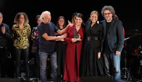 La rosa bianca e la rosa rossa : Premio Bianca D Aponte 2021 La Canzone D Autore Al Femminile Il Giornale Della Musica