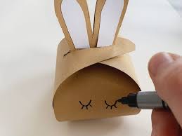In diesem video zeige ich euch, wie man diesen süssen osterhasen aus papier faltet. Bastelanleitung Hasen Schachtel Hasen Dose