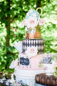 Alice Im Wunderland Als Marchenhafte Hochzeitsidee Hochzeitswahn Sei Inspirier Alice Im Wunderland Hochzeit Alice Im Wunderland Party Alice Im Wunderland