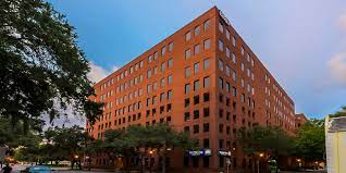 Skatiet 8 sociālās lapas, ieskaitot facebook un google, stundas, tālrunis, tīmekļa vietnes un sīkāku informāciju par šo biznesu. Bb T Building In Downtown Sarasota Sold For 35 Million