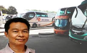 Tak tau apa punca masalah pemandu bas marah dgn driver 4x4 ni,marah betul dia.video asal takde jd tak boleh nak buat spekulasi. Pengusaha Bas Ekspress Akan Tunjuk Perasaan Desak Benarkan Rentas Daerah Sabah Post