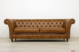 Die sofas haben eine form mit hohem rücken, wobei die lederpolster eine satte tabakfarbe haben und messingnieten aufweisen. Antikes Sofa Der Weinleseart Idfdesign