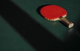 Drive adalah teknik pukulan yang dilakukan dengan gerakan bet dari bawah serong ke atas dan sikap bet tertutup. 7 Jenis Pukulan Dalam Teknik Dasar Tenis Meja Yang Pemula Harus Bisa Bukareview