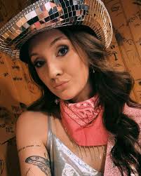 Brandi May (@bmay_xoxo) • Instagram photos and videos