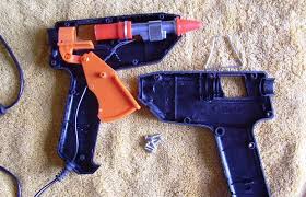 Menampal susunan bahan (manik,reben, fabrik, mutiara, butang dll) menggunakan gam ( gam fabrik, gam panas, cecair lilin, gam serbaguna). Pistol Termoklaid Yang Bisa Dilem Adhesive Gun Tempat Membeli Dan Cara Menggunakan Perangkat Alat Dan Kecepatan Listrik