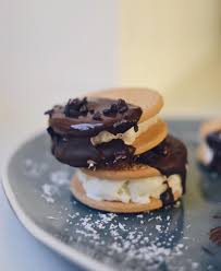 Ice Cream Sandwich Petite Pause Glacee Zoom Sur Ces Petits Biscuits Avec De La Glace Noix De Coco Et Un Peu De Chocolat Noir Fondu In 2020 Food Breakfast Pancakes