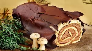 Roulez à nouveau pour former votre bûche de noël à la crème pâtissière et à la vanille. Recette De Buche De Noel A La Creme De Marrons Zeste