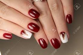 Esmalte de uñas blanco semipermanente. Diseno De Manicura Unas Rojo Y Blanco Fotos Retratos Imagenes Y Fotografia De Archivo Libres De Derecho Image 80714752