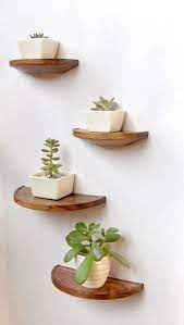 Otra tendencia en decoración de paredes es realizar una composición en la pared de diferentes cuadros (variados en tamaño otra de las últimas tendencias en decoración de paredes es usar las plantas artificiales para ello. Ideas Para Decorar Interiores Con Plantas Decoracion De Interiores Y Exteriores Estiloydeco Decoracion Con Suculentas Decoracion Hogar Decoracion De Interiores