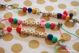Also links und rechts jeweils eine perle aufnehmen und dann in. Diy Fur Schulkinder Schlusselanhanger Mit Namen Basteln