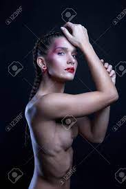 筋肉と美しいヌードの女性スポーツ Body.naked 化粧と赤い唇のセクシーな女の子の写真素材・画像素材 Image 76730812