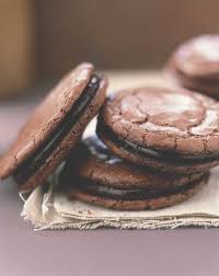 Recette Des Macarons Au Chocolat Par La Redaction De L Academie Du Gout Macaron Chocolat Dessert Macaron