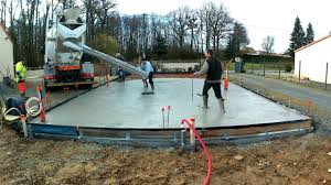 Coulage Dalle Avec Du Beton Autonivelant Youtube Comment préparer et couler la dalle de fond d'une piscine creusée ? coulage dalle avec du beton autonivelant