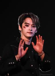 He is a member of the boy group stray kids. Skz Jyp And Lee Know Image 7863554 On Favim Com