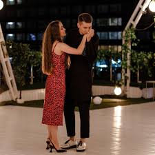 Александр, помимо того, что является сценаристом квартал 95, еще подрабатывает ведущим мероприятий, включая свадьбы. Holostyachka 5 Vypusk Aleksandr Ellert Rasskazal O Chuvstvah K Ksenii Mishinoj