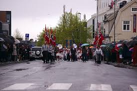 So wurde ich heute morgen von allen schülern begrüßt, denn gestern war hele norges bursdag, also „ganz norwegens geburtstag, da am 17. 17 5 Nationalfeiertag Norwegen Mit Kind Im Rucksack