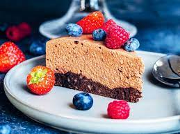 Istället för att göra en rund tårta kan man göra en rektangulär, som dessutom går fortare att göra eftersom den kan gräddas på en plåt. Chokladmoussetarta Recept Med Mousse Och Mandelbotten