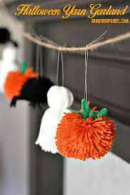 Easy Halloween Garland Growing Up Gabel Halloween Diy Crafts Halloween Yarn Diy Halloween Decorations