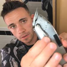 With barbers closed your hair is about to get messy. This lad has given a  tutorial