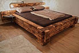 Doppelbett aus europaletten selber bauen mit bettkasten. Das Extra Hohe Handwerklich Gefertigte Balkenbett Mount Everest Aus Geflammtem Fichtenholz Mit Nachttischen Aus Bett Mobel Bett Selber Bauen Schlafzimmermobel