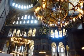 The little domes of the inner narthex are covered with mosaics. Hagia Sophia Innen Mit Rucksack Und Rentner Um Die Welt