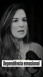 A dependência emocional não é apenas dor — é perda de si., Neste vídeo,  você vai perceber 4 formas silenciosas dessa desconstrução:, 1. Confusão  sobre quem se é;, 2. Medo constante de desagradar;, 3. ...