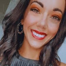 Danielle Buettner's Instagram, Twitter & Facebook