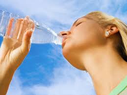 1 liter air putih berapa gelas. Ahli Ginjal Minum Air Putih Sewajarnya Tak Harus 8 Gelas Sehari Health Liputan6 Com