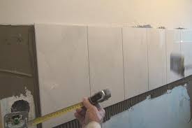 Im fliesen24™ onlineshop finden sie ihre traum wandfliese ➜ hier klicken! Fliesen Legen Eine Wand Halbhoch Verfliesen Anleitung Diybook De