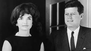 The kennedy family doesn't want to create a. Jackie Kennedys Rosa Chanel Anzug Hatte Ein Grosses Geheimnis News24viral