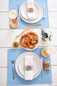 Oktoberfest party deko oktoberfest deko basteln oktoberfest essen sommerfest garten bayrische deko wiesn dekorationen filz untersetzer krimi 2 vasen oktoberfest bayrisch blau tischdeko deko party partydeko. Diy Dekoideen Fur Eine Private Oktoberfest Party Zu Hause Design Dots