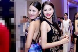 Chiều tối qua (27/6), hoa khôi lan khuê được bạn trai quỳ xuống đeo nhẫn cầu hôn trong một buổi tiệc ấm cúng. Sieu Máº«u Ha Anh Pháº¡m HÆ°Æ¡ng Tinh Quai Lan Khue Thong Minh Va Tá»± Trá»ng Tin Má»›i Ngoi Sao