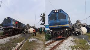 Aktiviti yang dilakukan setelah tibanya ekspres rakyat timuran di tumpat #ktm, ktmb, keretapi tanah melayu, ktm, ktmb Ktm Train Crashes Into A Cement Mixer Truck That Drove Onto The Tracks In Klang Nestia
